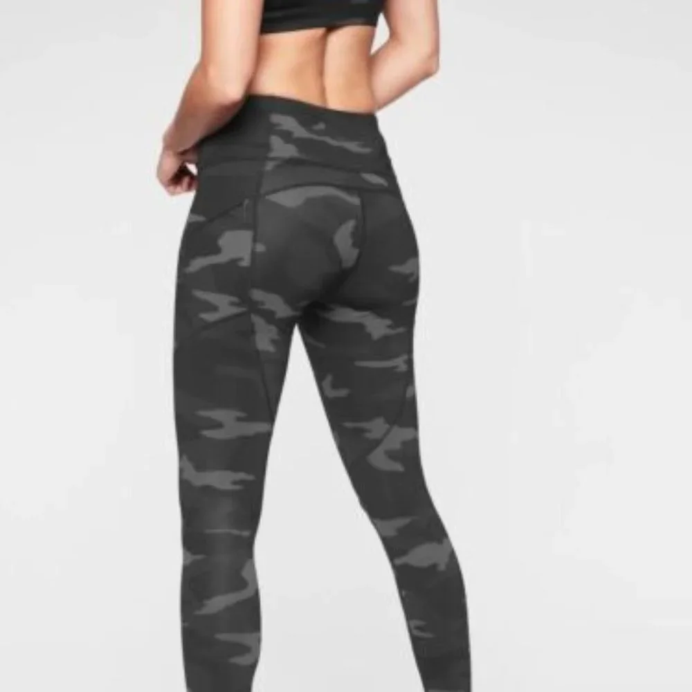 Athleta Camo Contender 7/8 Powerlift Tight Size Small